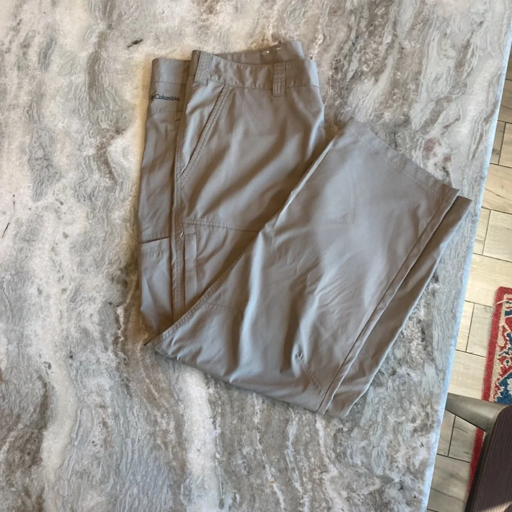 COLUMBIA OMNI SHADE light weight khaki’s